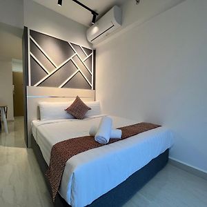 Deluxe Queen Studio